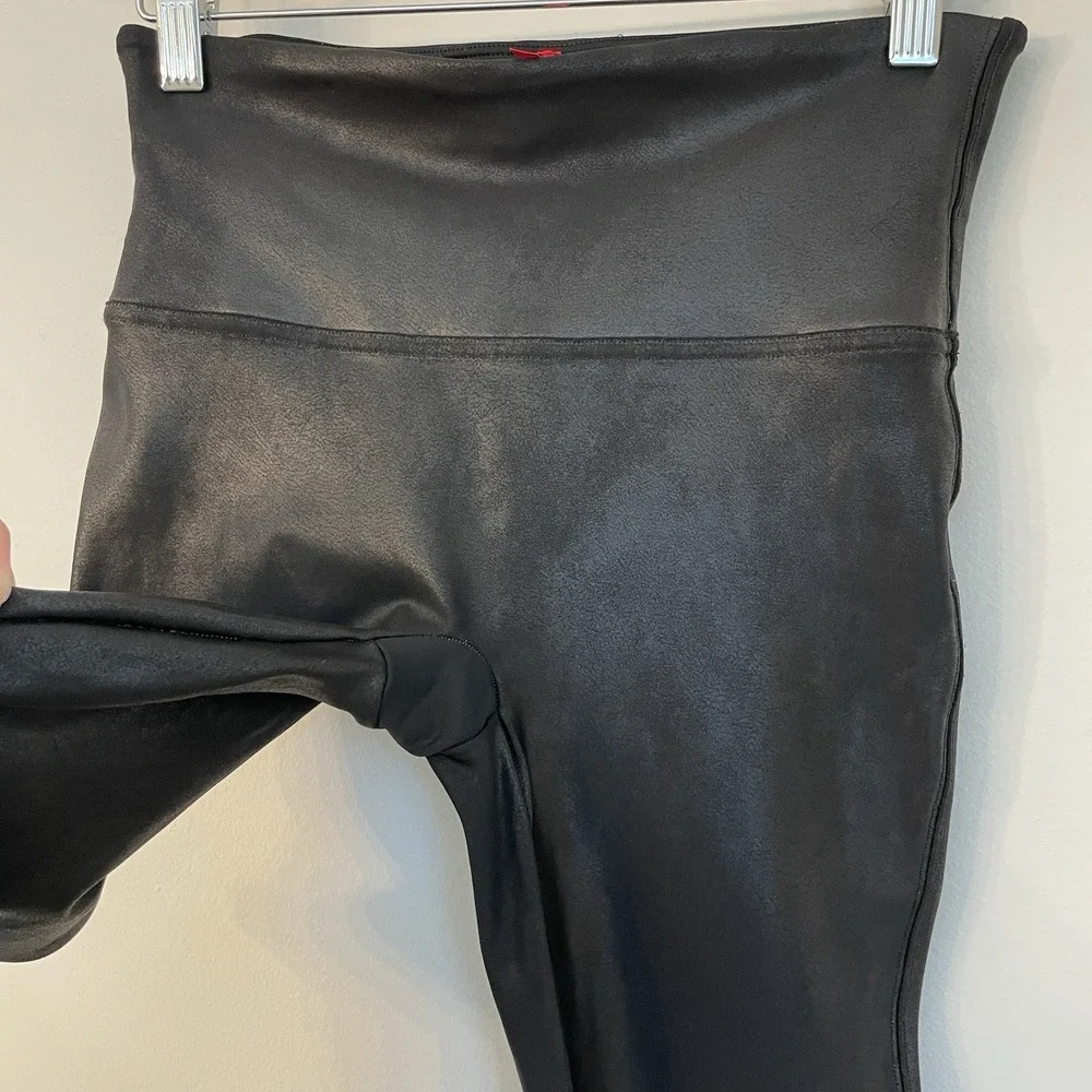 SPANX High Waisted Faux Leather Leggings M Black Pebbled Texture Yoga Athleisure - Picture 5 of 14